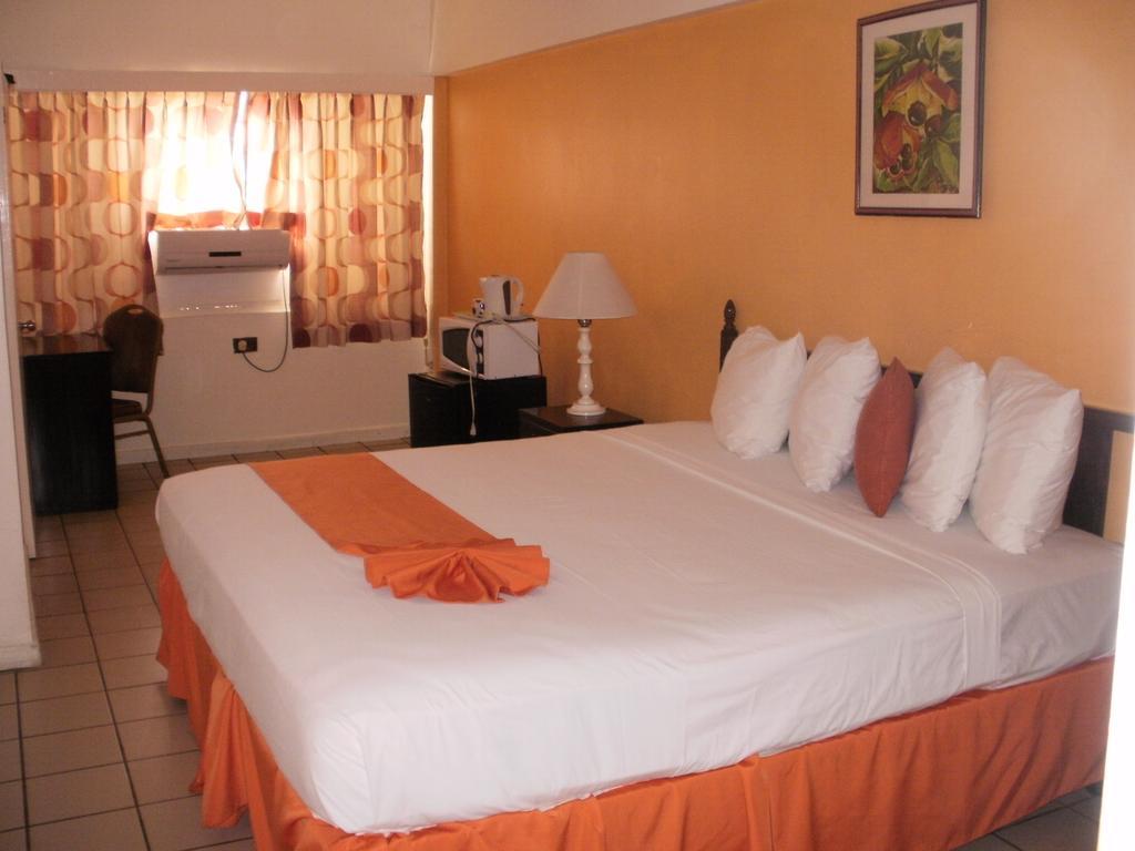 Pineapple Court Hotel Ocho Rios Exterior foto